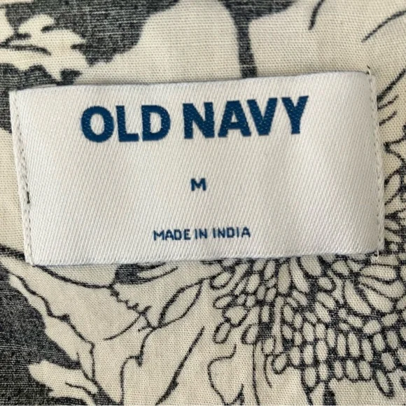 NWT Men’s Old Navy Black Floral Camp Button Up Hawaiian Short Sleeve Shirt Med - Picture 4 of 6